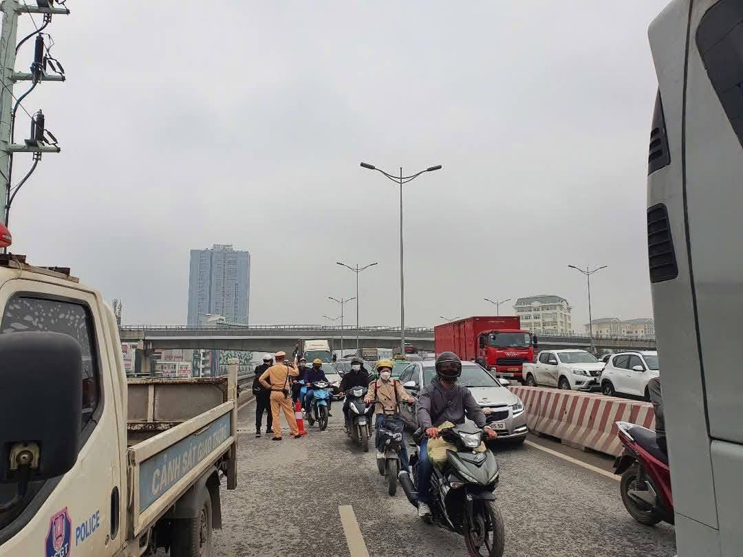 Va chạm với xe Limousine 16 chỗ tr&ecirc;n cầu vượt, nữ t&agrave;i xế xe &ocirc;m c&ocirc;ng nghệ tử vong- Ảnh 2.