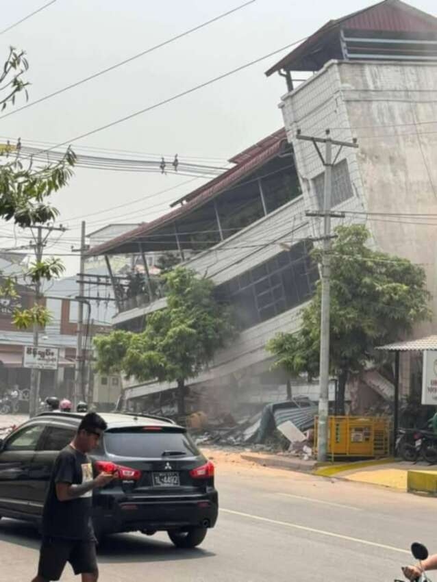 Loạt ảnh cho thấy sự thảm khốc của trận động đất 7,7 độ: C&ocirc;ng tr&igrave;nh đổ sập, người người sợ h&atilde;i bỏ chạy- Ảnh 5.