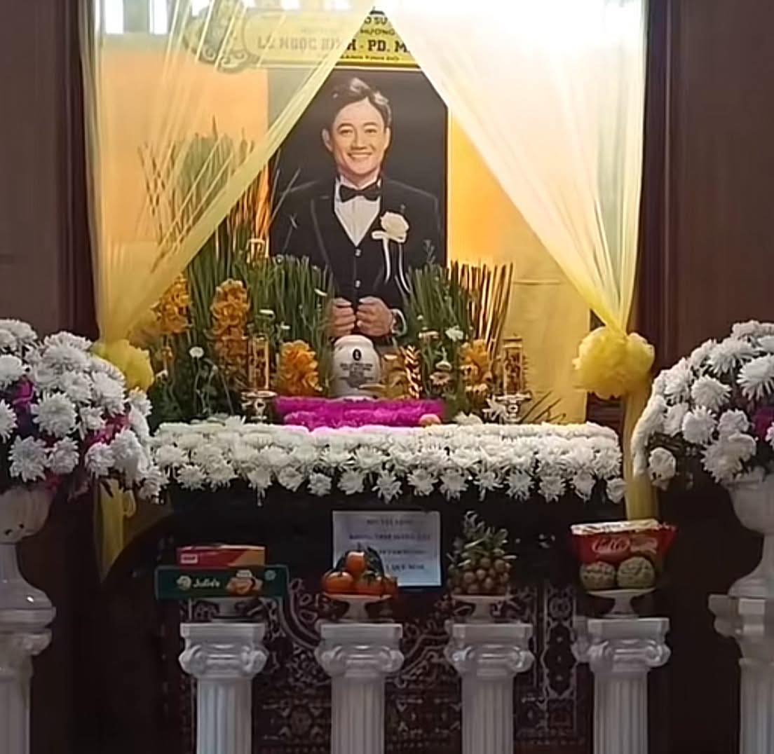 Thất thứ 3 của Qu&yacute; B&igrave;nh: 1 sao nữ đều đặn tới viếng, bật kh&oacute;c &ocirc;m chầm lấy vợ của nam diễn vi&ecirc;n- Ảnh 3.