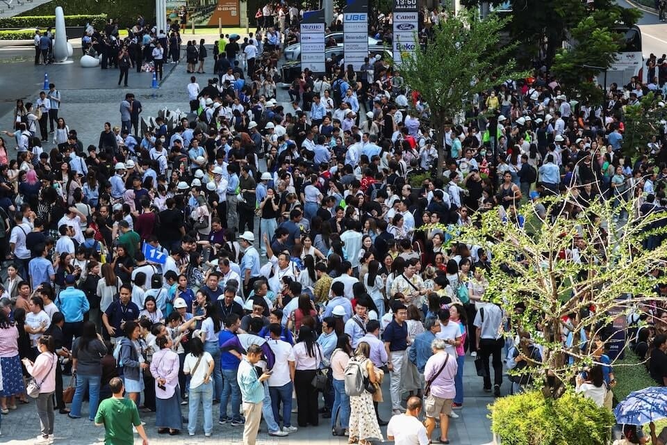 Loạt ảnh cho thấy sự thảm khốc của trận động đất 7,7 độ: C&ocirc;ng tr&igrave;nh đổ sập, người người sợ h&atilde;i bỏ chạy- Ảnh 11.