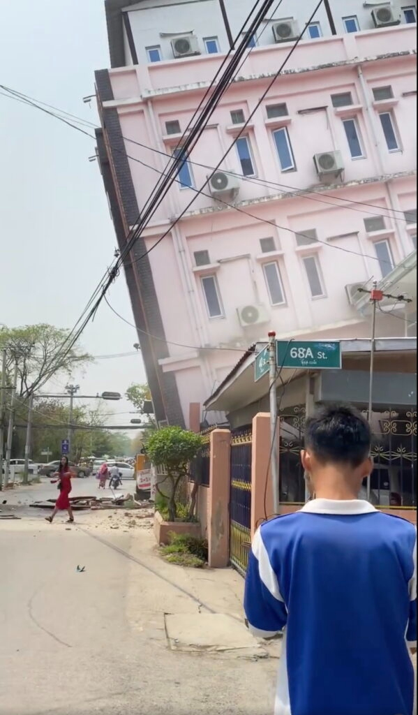 Loạt ảnh cho thấy sự thảm khốc của trận động đất 7,7 độ: C&ocirc;ng tr&igrave;nh đổ sập, người người sợ h&atilde;i bỏ chạy- Ảnh 3.