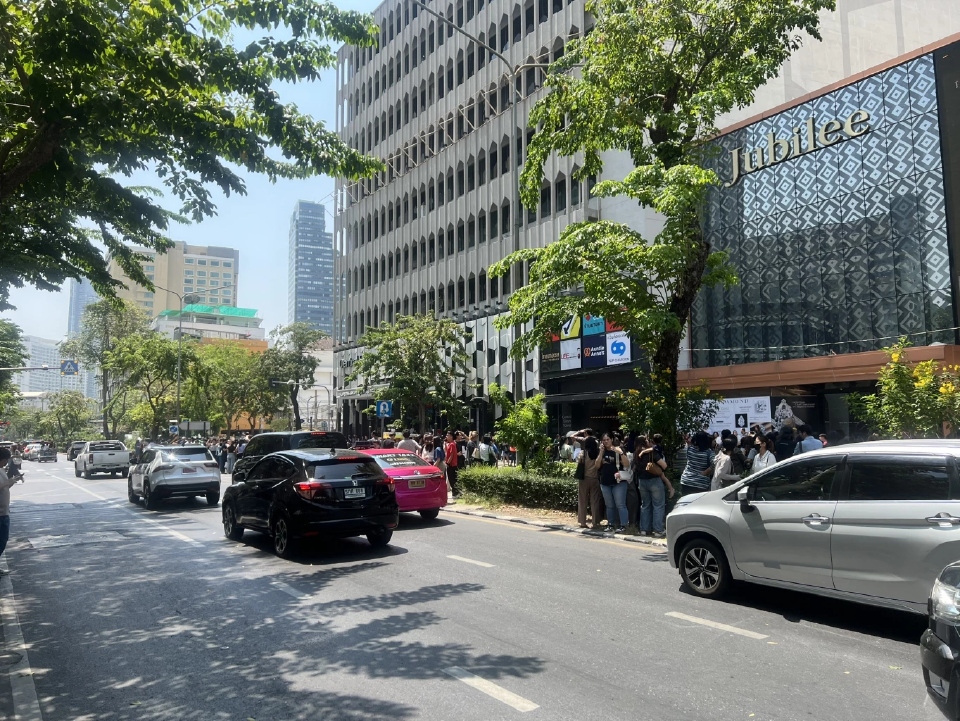 Loạt ảnh cho thấy sự thảm khốc của trận động đất 7,7 độ: C&ocirc;ng tr&igrave;nh đổ sập, người người sợ h&atilde;i bỏ chạy- Ảnh 10.