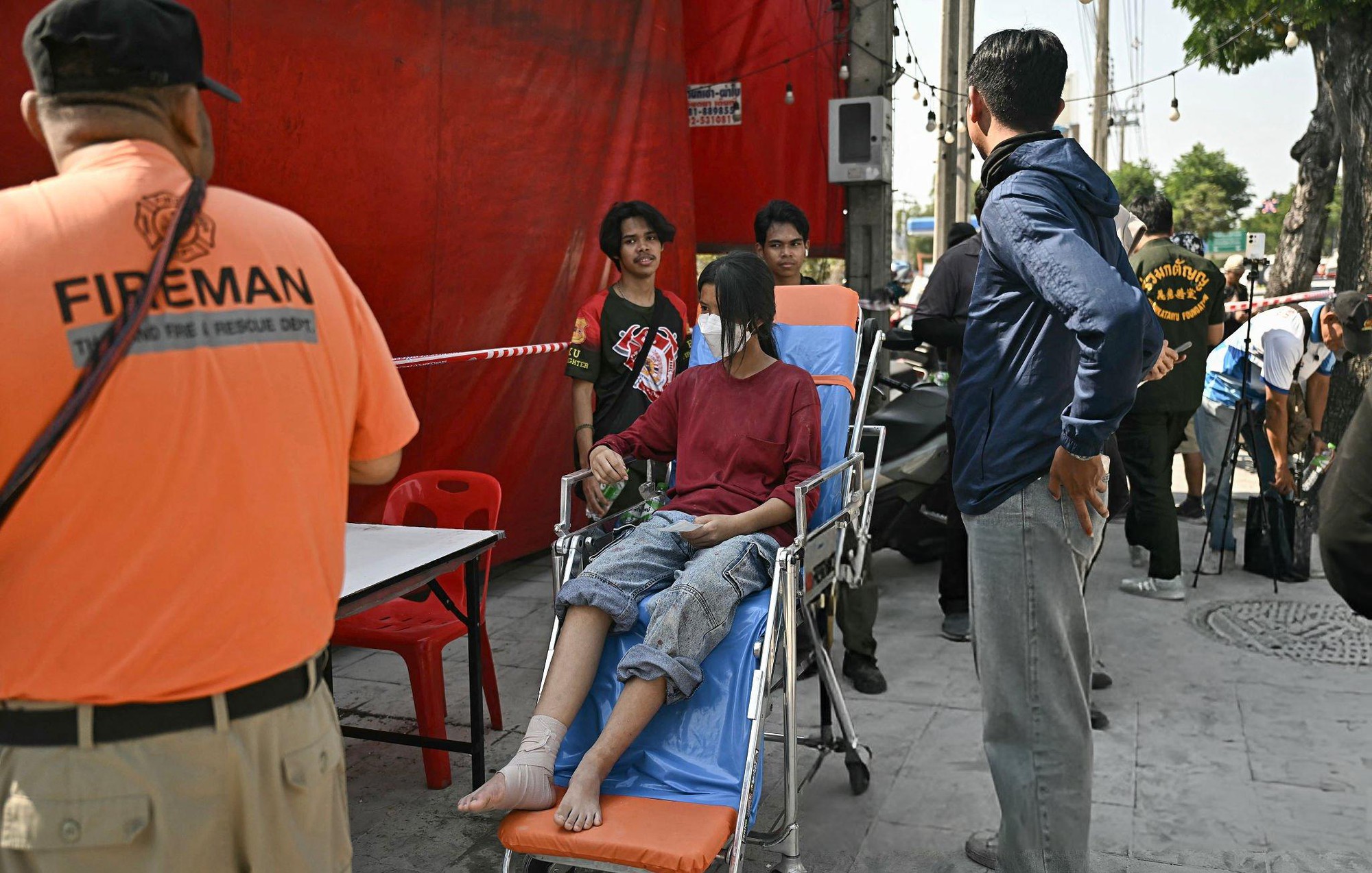 Loạt ảnh cho thấy sự thảm khốc của trận động đất 7,7 độ: C&ocirc;ng tr&igrave;nh đổ sập, người người sợ h&atilde;i bỏ chạy- Ảnh 15.