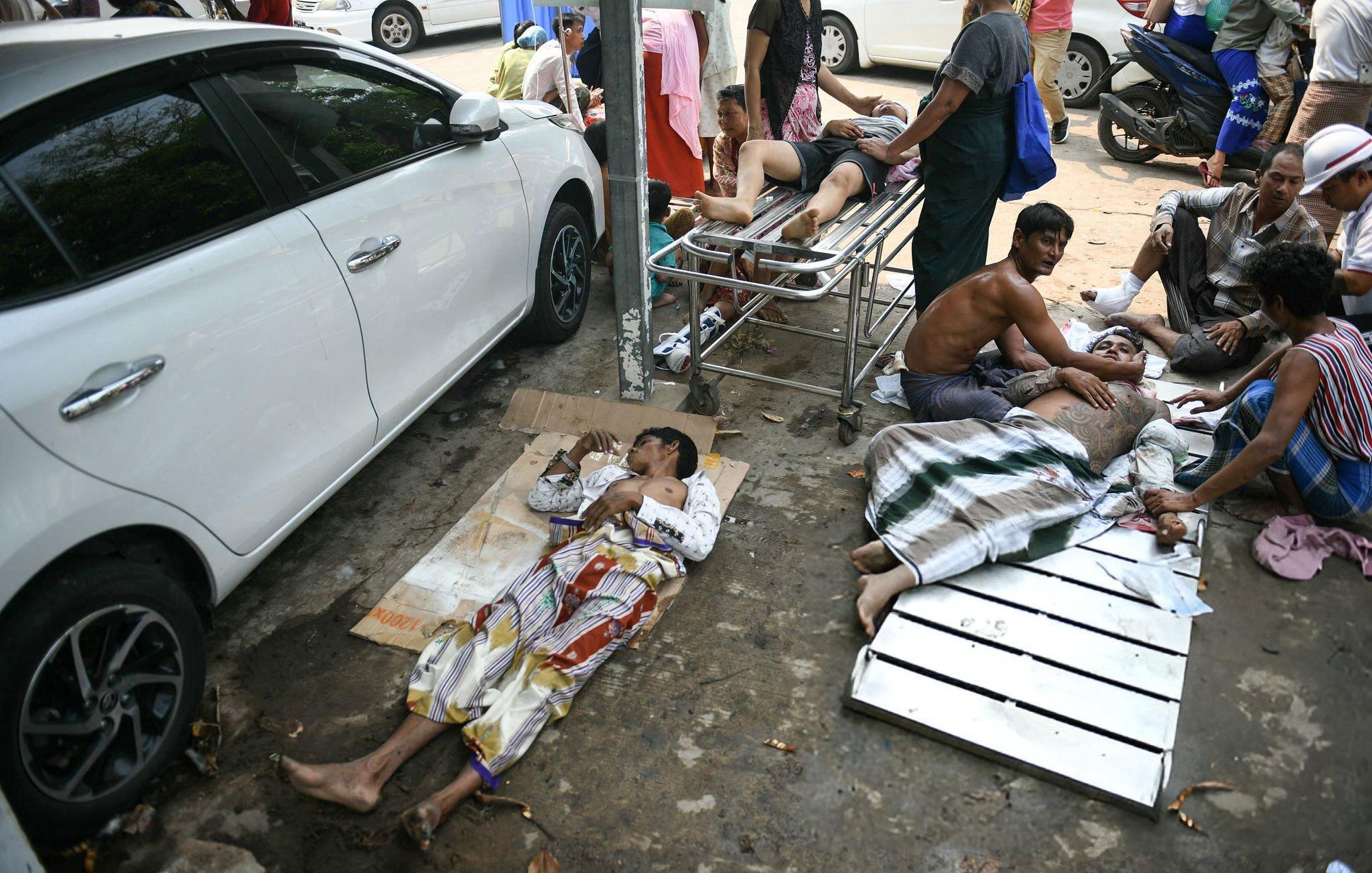 Loạt ảnh cho thấy sự thảm khốc của trận động đất 7,7 độ: C&ocirc;ng tr&igrave;nh đổ sập, người người sợ h&atilde;i bỏ chạy- Ảnh 9.