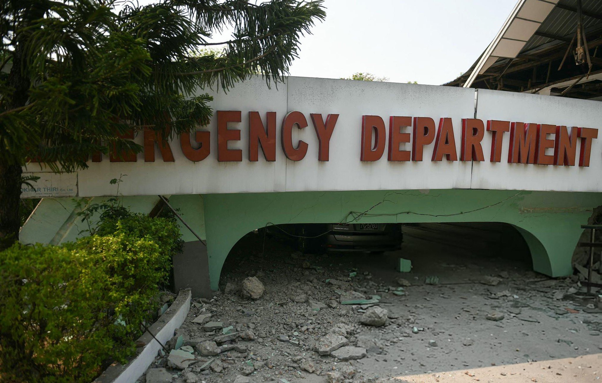 Loạt ảnh cho thấy sự thảm khốc của trận động đất 7,7 độ: C&ocirc;ng tr&igrave;nh đổ sập, người người sợ h&atilde;i bỏ chạy- Ảnh 7.