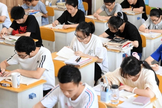 Nữ sinh có giấy báo trúng tuyển, vừa đóng 82 triệu đồng học phí nhà trường lại thông báo: "Em đỗ nhưng chúng tôi không thể nhận em" - Ảnh 2.