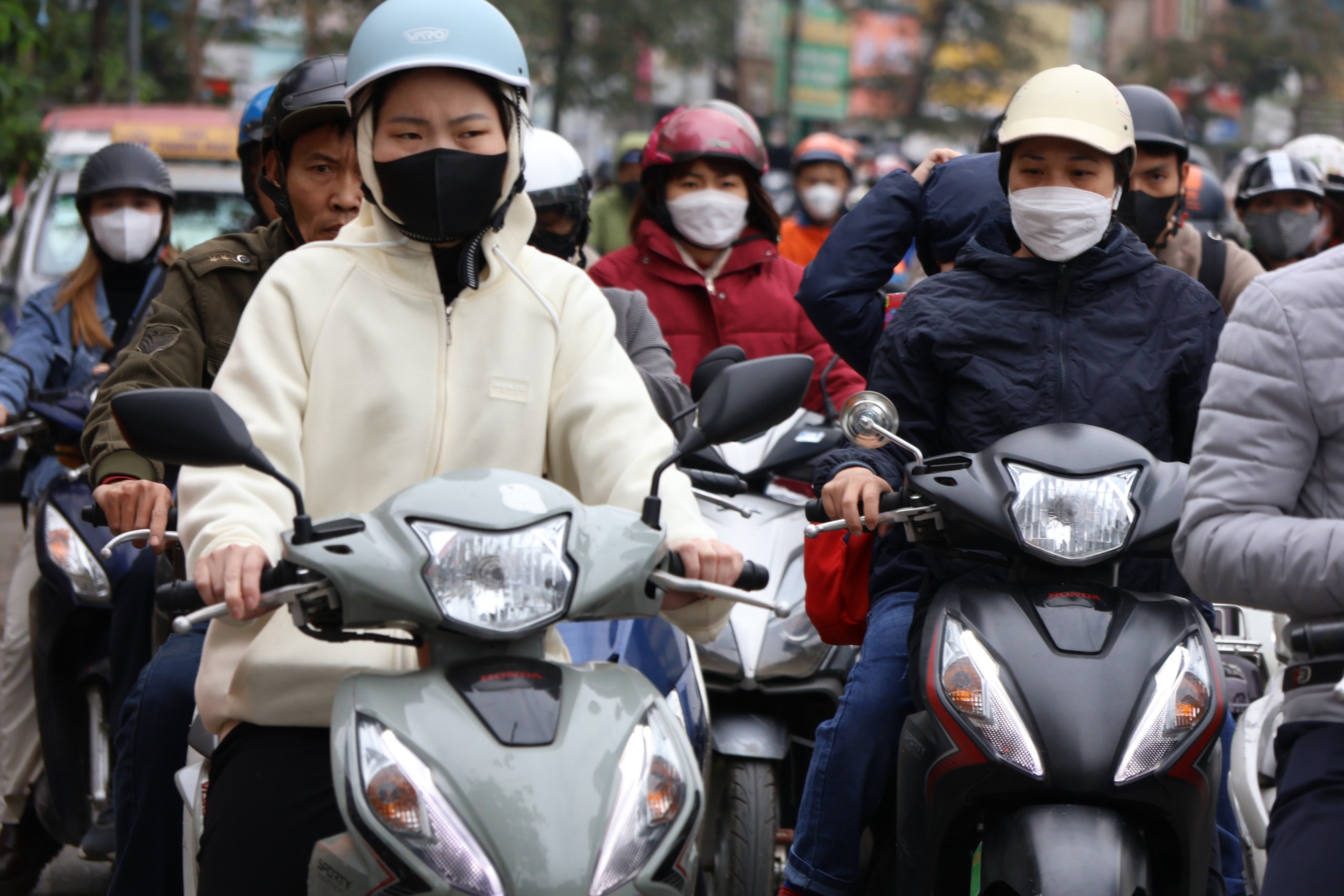 Không khí lạnh tràn về, miền Bắc có nơi rét đậm, rét hại- Ảnh 1. Không khí lạnh tràn về, miền Bắc có nơi rét đậm, rét hại- Ảnh 1.