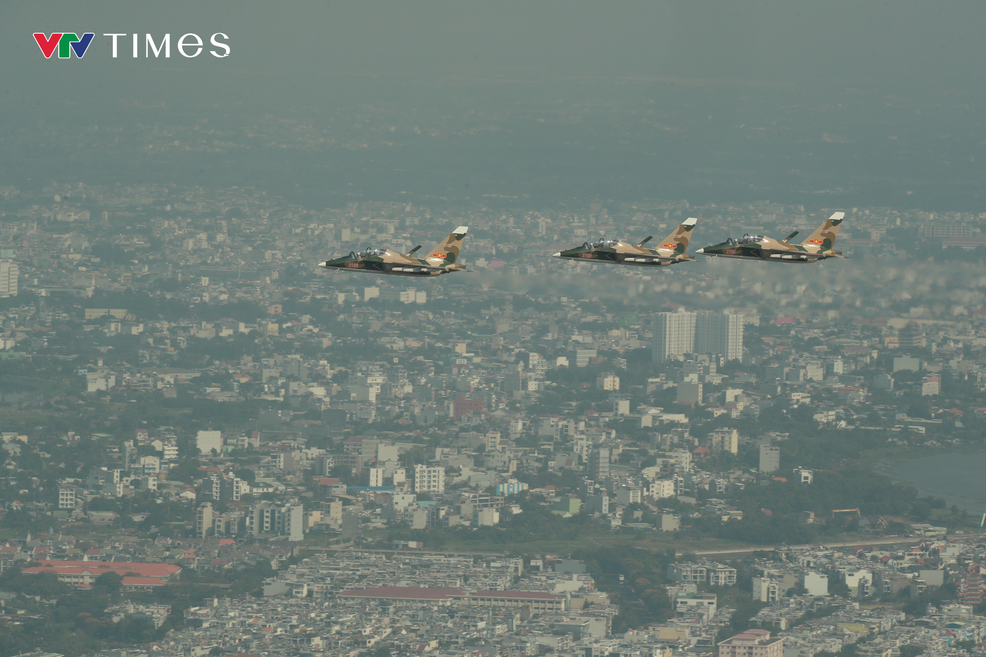 Biên đội trực thăng Yak - 130 và su - 30 mk2 trình diễn trên bầu trời TP Hồ Chí Minh - Ảnh 15.