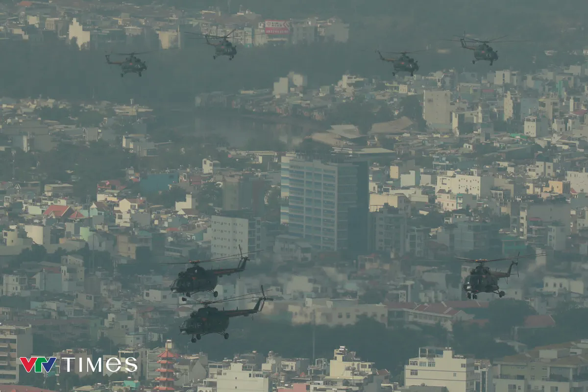 Biên đội trực thăng Yak - 130 và su - 30 mk2 trình diễn trên bầu trời TP Hồ Chí Minh - Ảnh 7.
