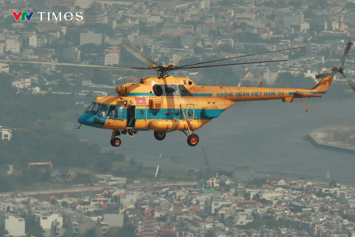 Biên đội trực thăng Yak - 130 và su - 30 mk2 trình diễn trên bầu trời TP Hồ Chí Minh - Ảnh 1.