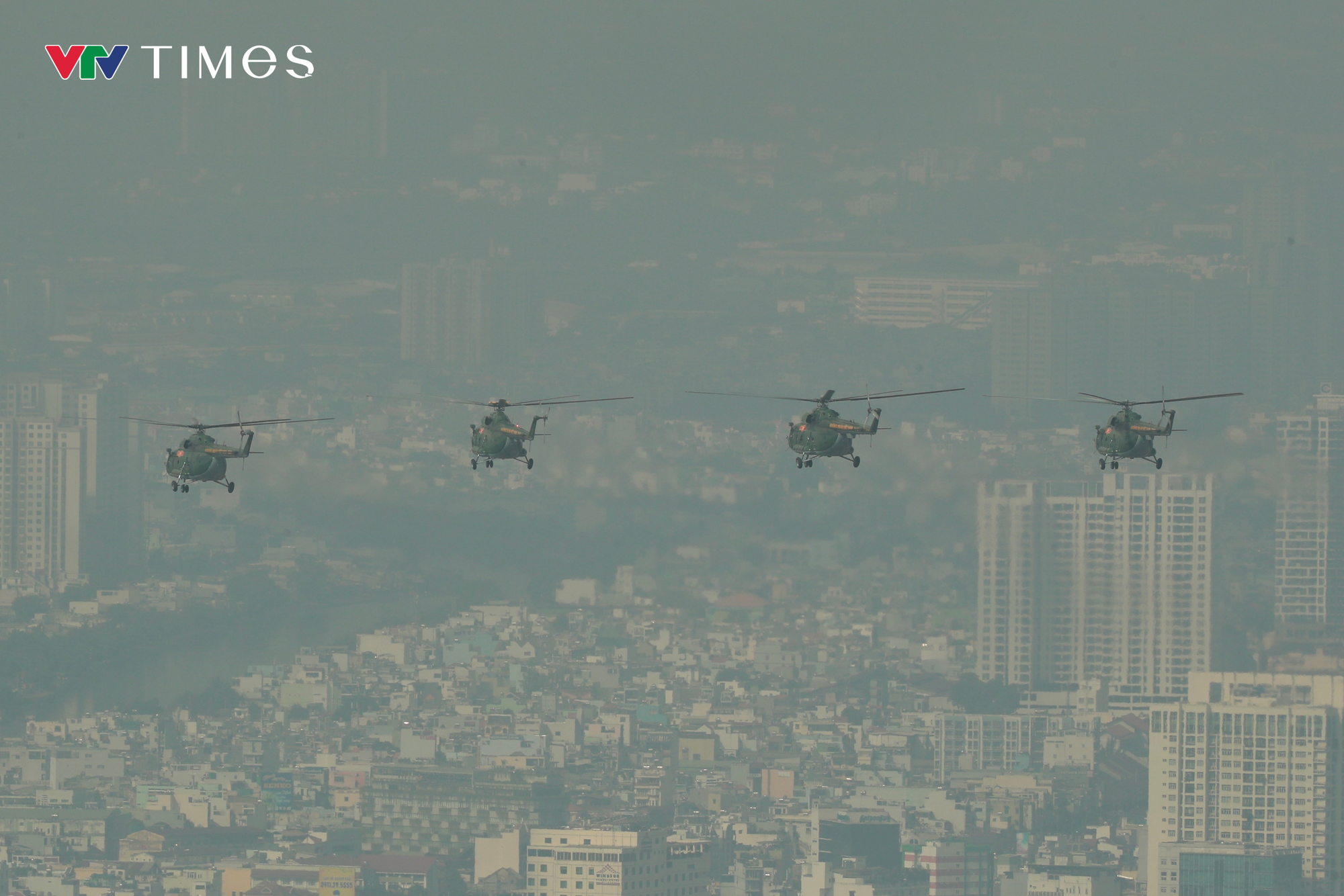 Biên đội trực thăng Yak - 130 và su - 30 mk2 trình diễn trên bầu trời TP Hồ Chí Minh - Ảnh 8.