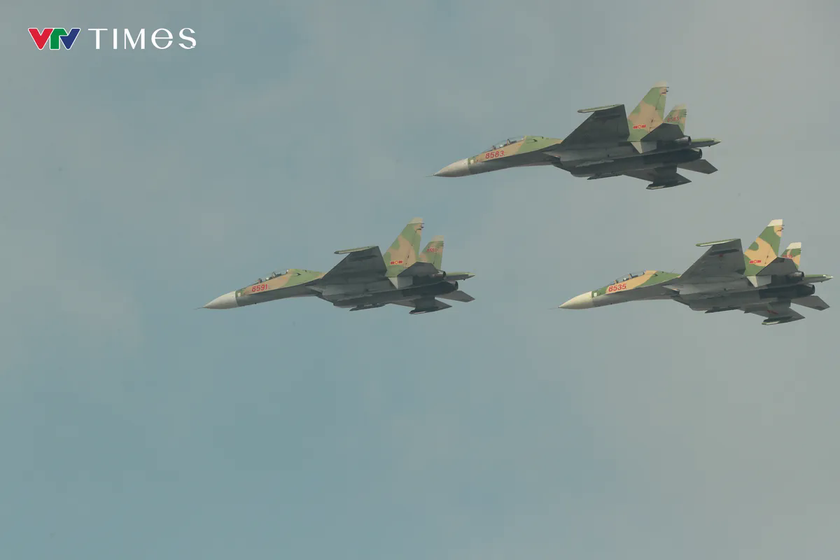 Biên đội trực thăng Yak - 130 và su - 30 mk2 trình diễn trên bầu trời TP Hồ Chí Minh - Ảnh 17.