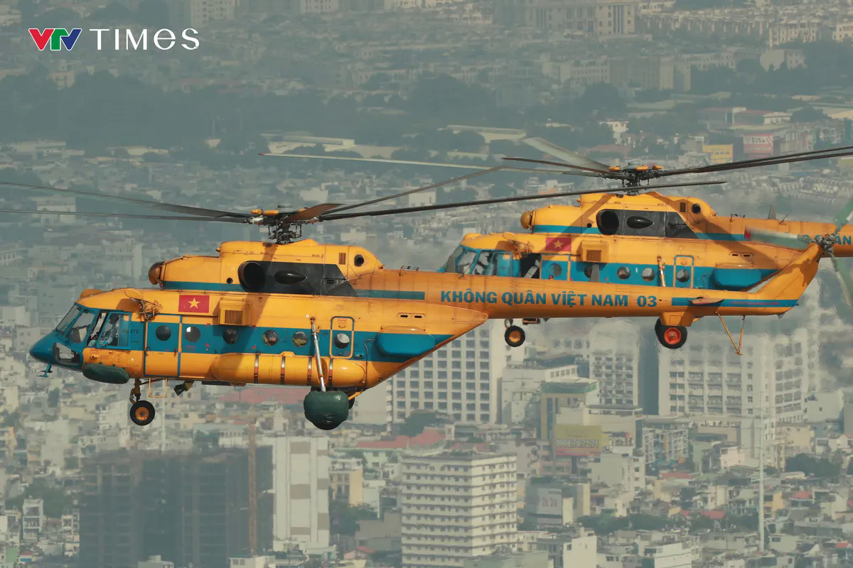 Biên đội trực thăng Yak - 130 và su - 30 mk2 trình diễn trên bầu trời TP Hồ Chí Minh - Ảnh 3.