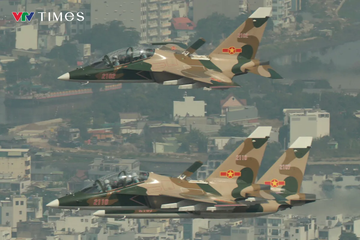 Biên đội trực thăng Yak - 130 và su - 30 mk2 trình diễn trên bầu trời TP Hồ Chí Minh - Ảnh 11.