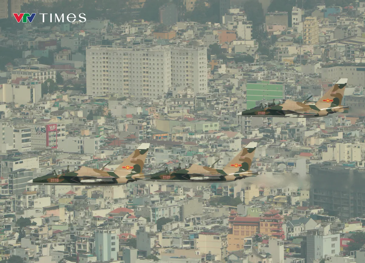 Biên đội trực thăng Yak - 130 và su - 30 mk2 trình diễn trên bầu trời TP Hồ Chí Minh - Ảnh 13.