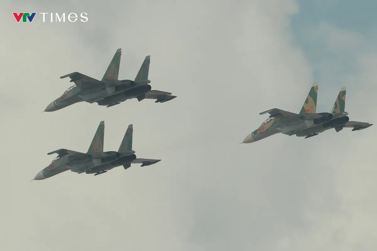 Biên đội trực thăng Yak - 130 và su - 30 mk2 trình diễn trên bầu trời TP Hồ Chí Minh - Ảnh 19.