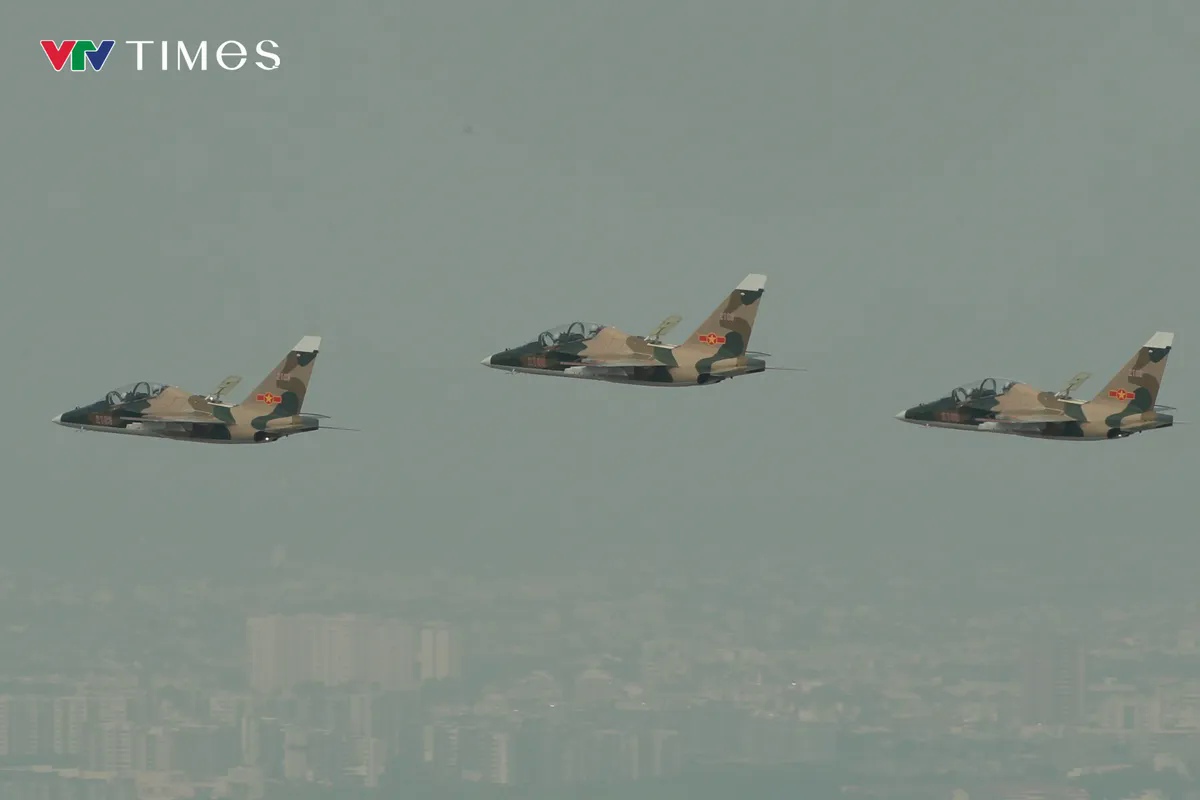 Biên đội trực thăng Yak - 130 và su - 30 mk2 trình diễn trên bầu trời TP Hồ Chí Minh - Ảnh 10.