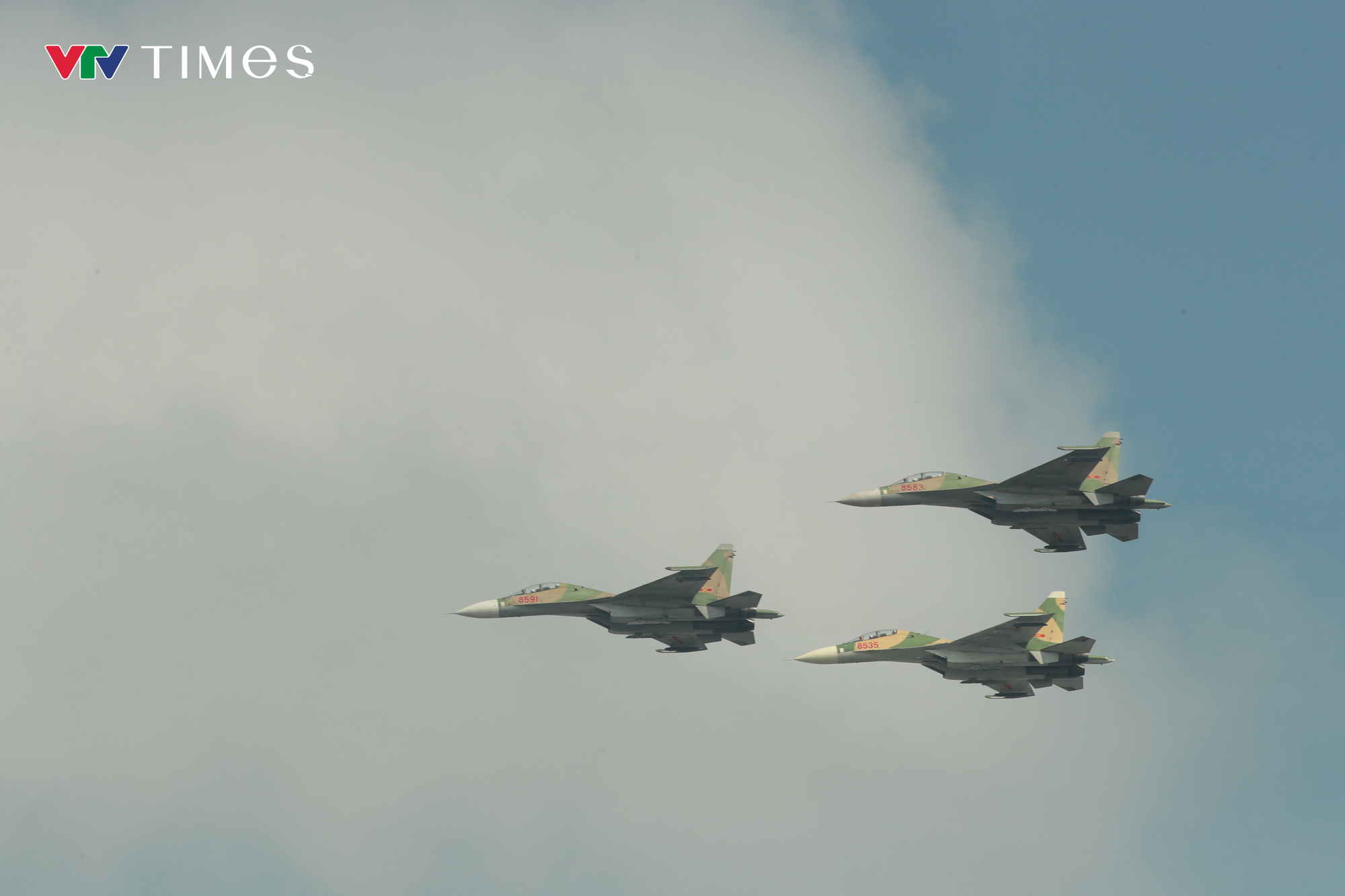 Biên đội trực thăng Yak - 130 và su - 30 mk2 trình diễn trên bầu trời TP Hồ Chí Minh - Ảnh 16.