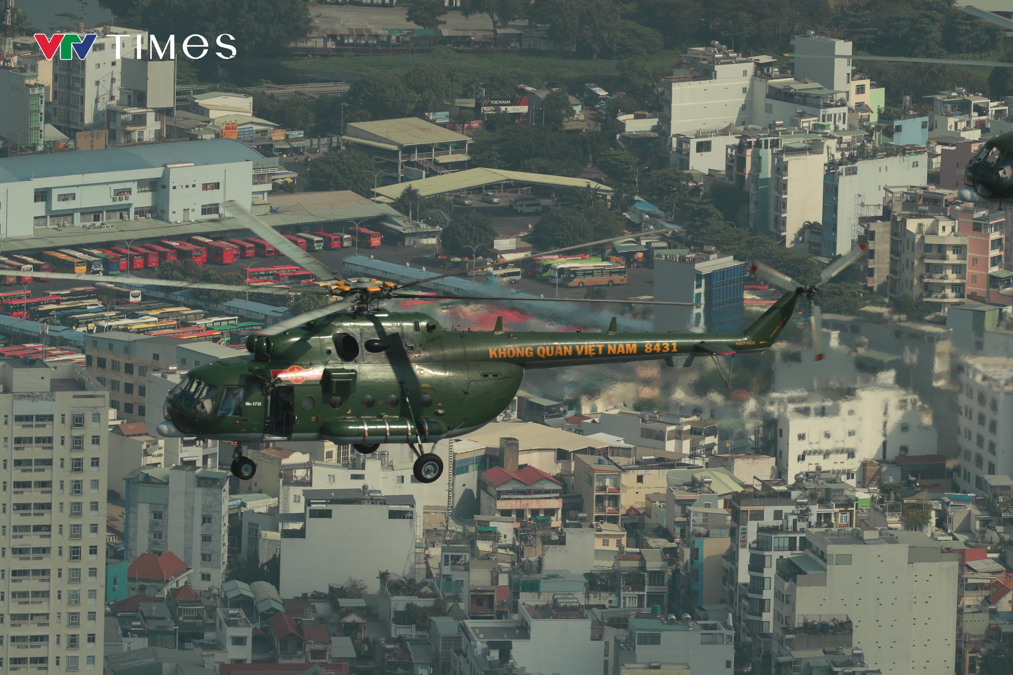 Biên đội trực thăng Yak - 130 và su - 30 mk2 trình diễn trên bầu trời TP Hồ Chí Minh - Ảnh 4.