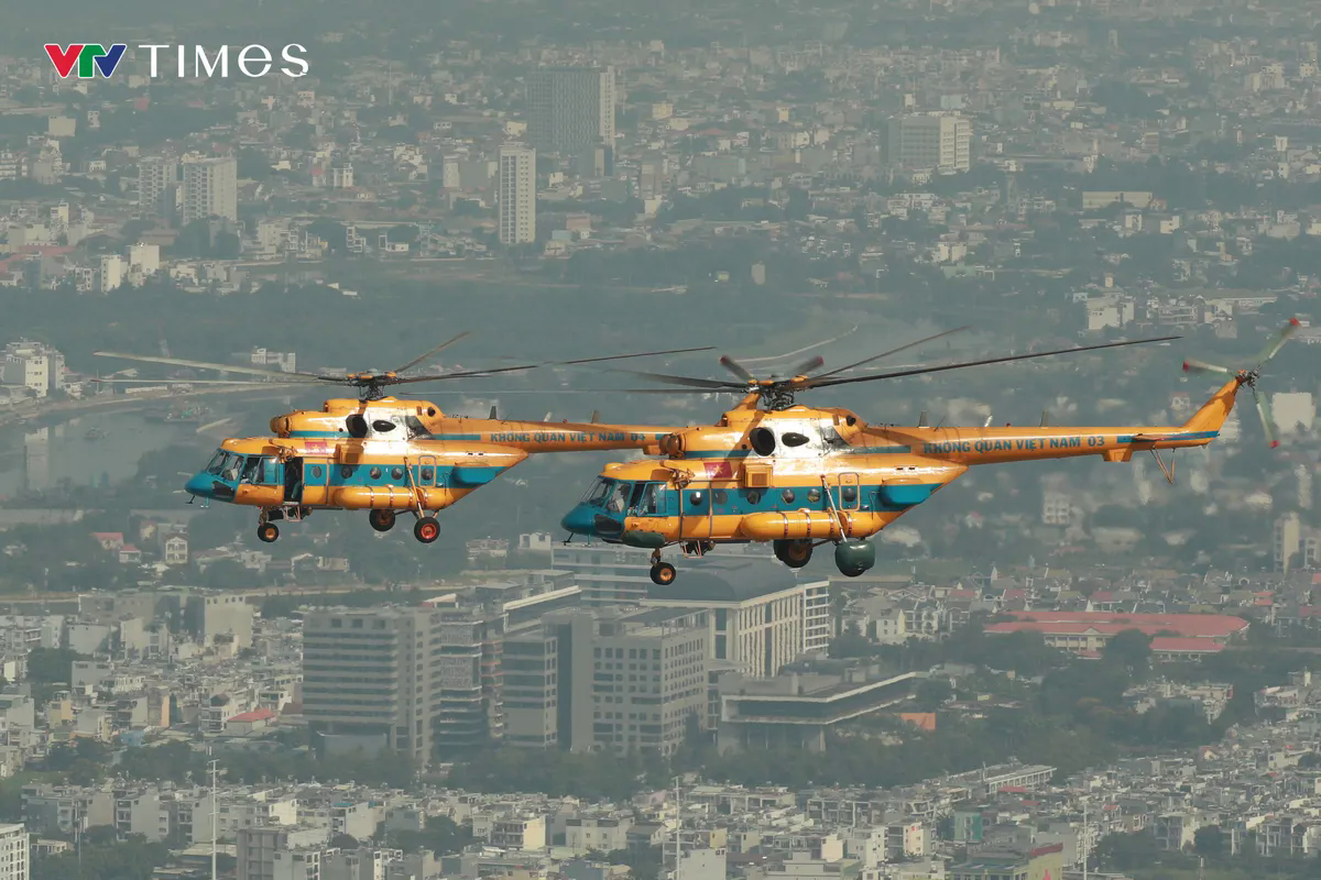 Biên đội trực thăng Yak - 130 và su - 30 mk2 trình diễn trên bầu trời TP Hồ Chí Minh - Ảnh 2.
