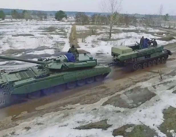 Quái vật T - 72 Ukraine với hệ thống Arena - M và pháo 120 mm - Ảnh 1.