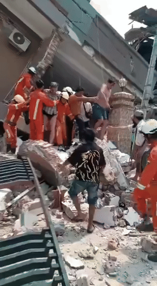 Loạt ảnh cho thấy sự thảm khốc của trận động đất 7,7 độ: C&ocirc;ng tr&igrave;nh đổ sập, người người sợ h&atilde;i bỏ chạy- Ảnh 8.