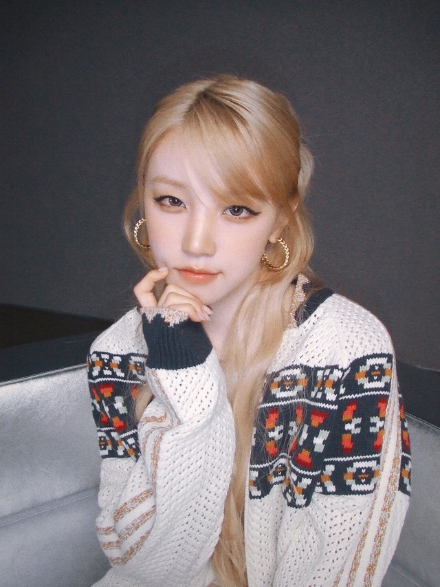 Clip sốc: Mỹ nhân gen Z hàng đầu showbiz kiệt sức ngã gục khi đang quay show, phản ứng ekip gây phẫn nộ- Ảnh 5. Clip sốc: Mỹ nhân gen Z hàng đầu showbiz kiệt sức ngã gục khi đang quay show, phản ứng ekip gây phẫn nộ- Ảnh 5.