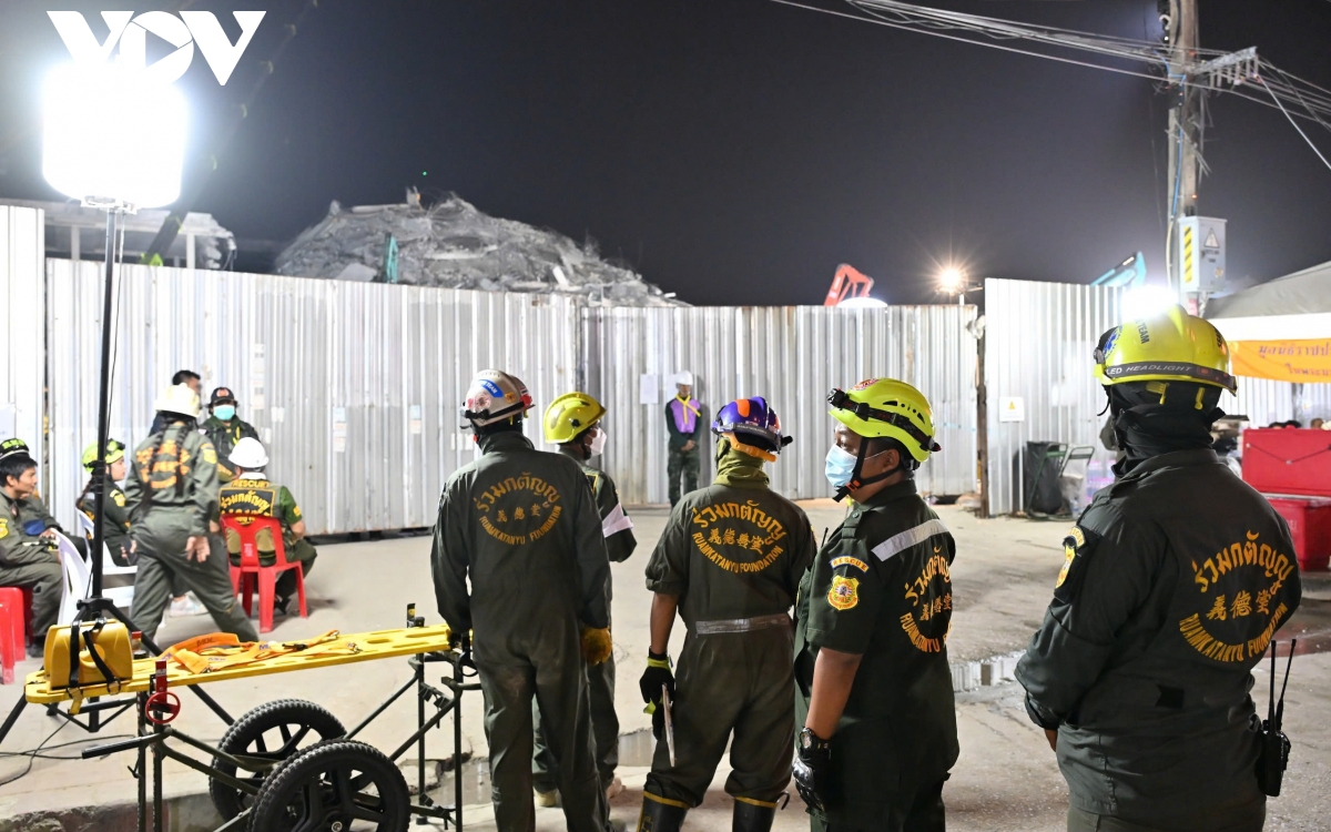 Người Myanmar tuyệt vọng d&ugrave;ng tay đ&agrave;o bới cứu nạn nh&acirc;n sau thảm họa động đất - Ảnh 2.