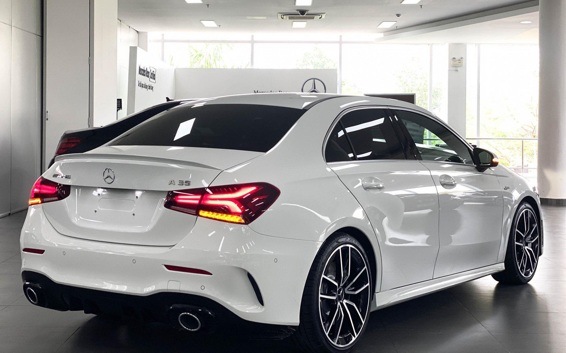 Mercedes-AMG A 35 giảm giá hơn 770 triệu tại đại lý: Giá thực tế còn 1,485 tỷ đồng, rẻ bằng một nửa Civic Type R - Ảnh 2.