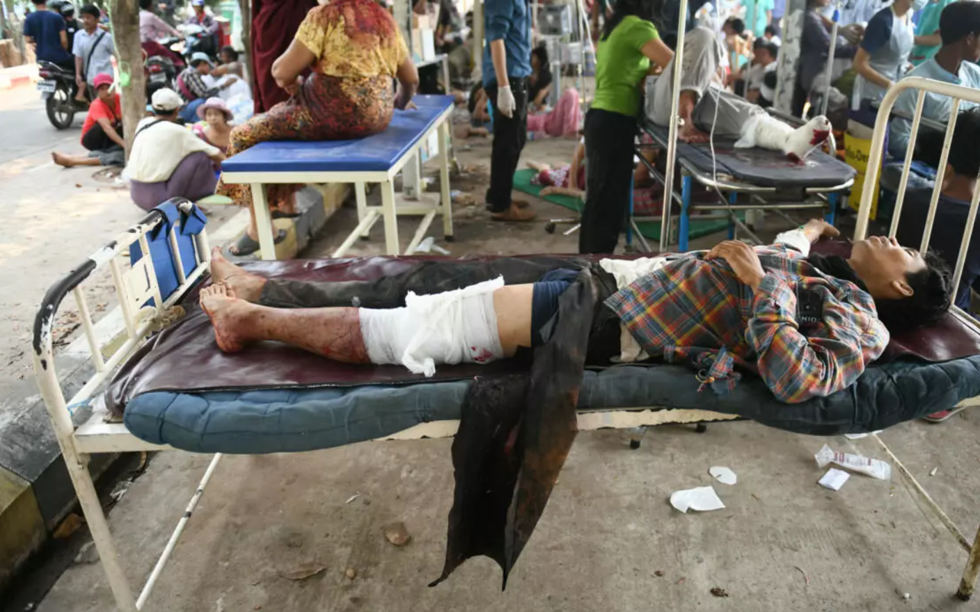 Động đất tại Myanmar: Khắp nơi đổ n&aacute;t, bệnh viện qu&aacute; tải, ch&iacute;nh quyền cầu cứu viện trợ quốc tế - Ảnh 1.