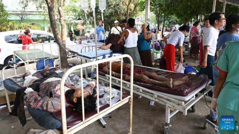“Chúng tôi đang đào người ra bằng tay không”: Nhân viên cứu hộ kể lại tình cảnh thảm khốc hiện tại giữa tâm chấn động đất Myanmar - Ảnh 3.