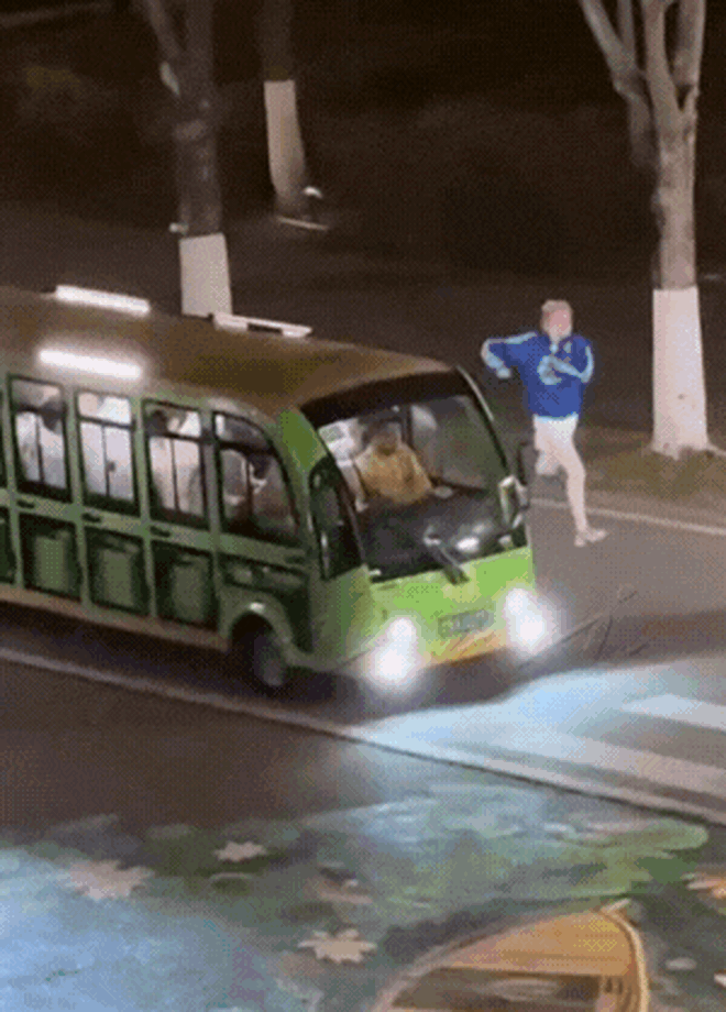 Clip sốc: Mỹ nhân gen Z hàng đầu showbiz kiệt sức ngã gục khi đang quay show, phản ứng ekip gây phẫn nộ- Ảnh 1. Clip sốc: Mỹ nhân gen Z hàng đầu showbiz kiệt sức ngã gục khi đang quay show, phản ứng ekip gây phẫn nộ- Ảnh 1.