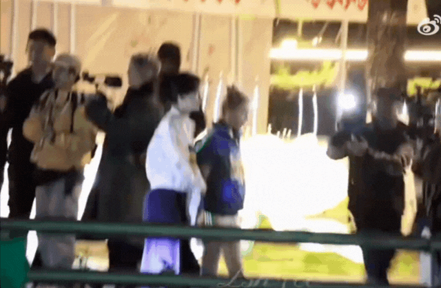 Clip sốc: Mỹ nhân gen Z hàng đầu showbiz kiệt sức ngã gục khi đang quay show, phản ứng ekip gây phẫn nộ- Ảnh 3. Clip sốc: Mỹ nhân gen Z hàng đầu showbiz kiệt sức ngã gục khi đang quay show, phản ứng ekip gây phẫn nộ- Ảnh 3.