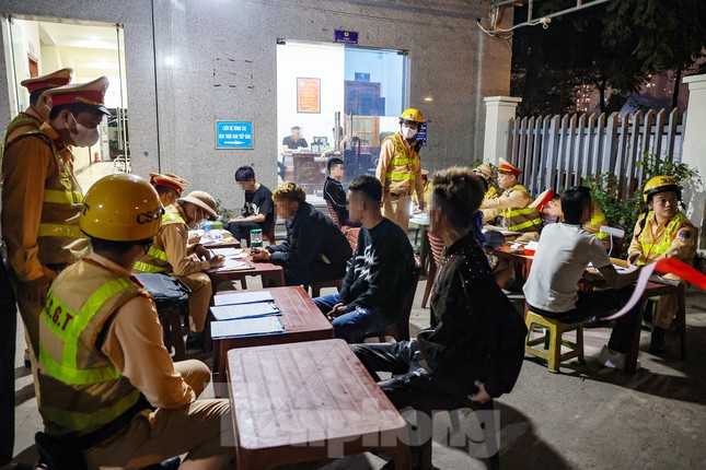 CSGT Hà Nội đánh chặn nhiều tuyến đường xử lý hàng chục 'quái xế' - Ảnh 8.