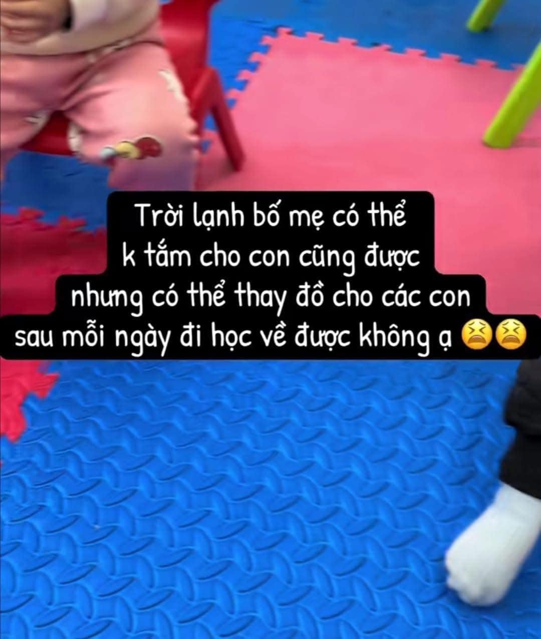C&ocirc; gi&aacute;o mầm non n&agrave;i nỉ: "Trời lạnh kh&ocirc;ng tắm nhưng cần thay đồ cho b&eacute;", phụ huynh v&agrave;o combat khiến d&acirc;n mạng cạn lời - Ảnh 1.