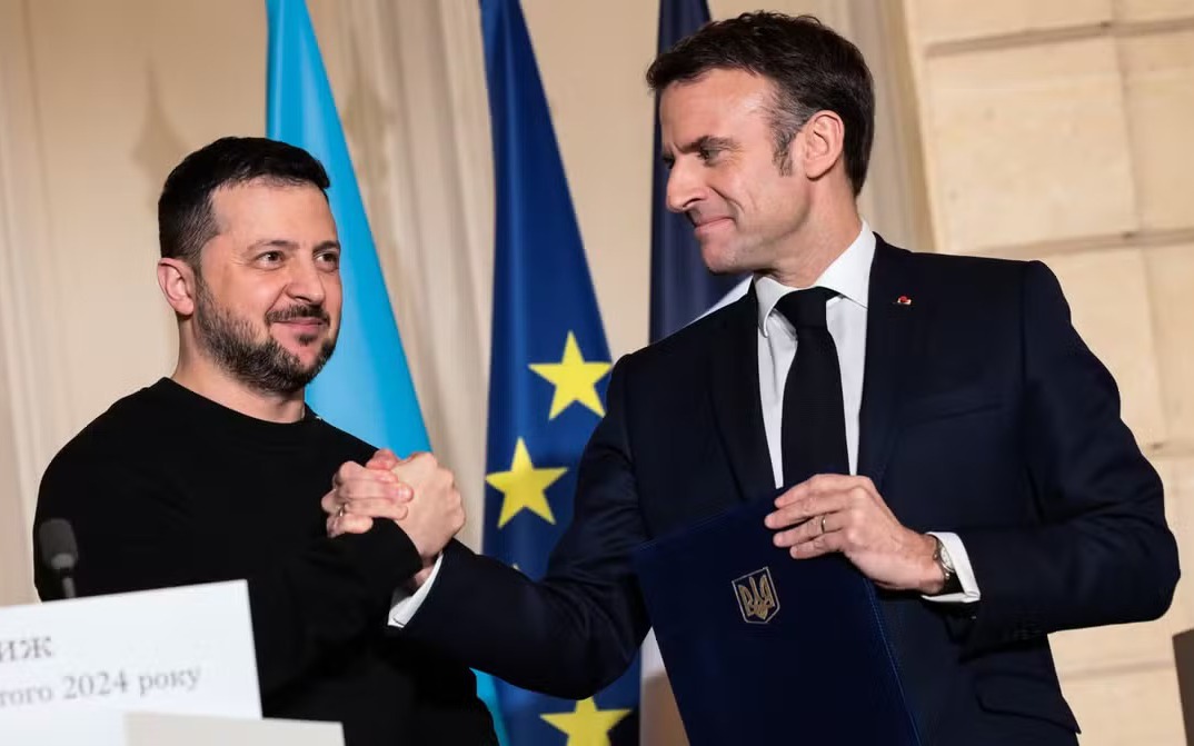 Ph&aacute;p đề xuất khẩn cấp với 260 tỷ euro t&agrave;i sản bị đ&oacute;ng băng - Ảnh 2.