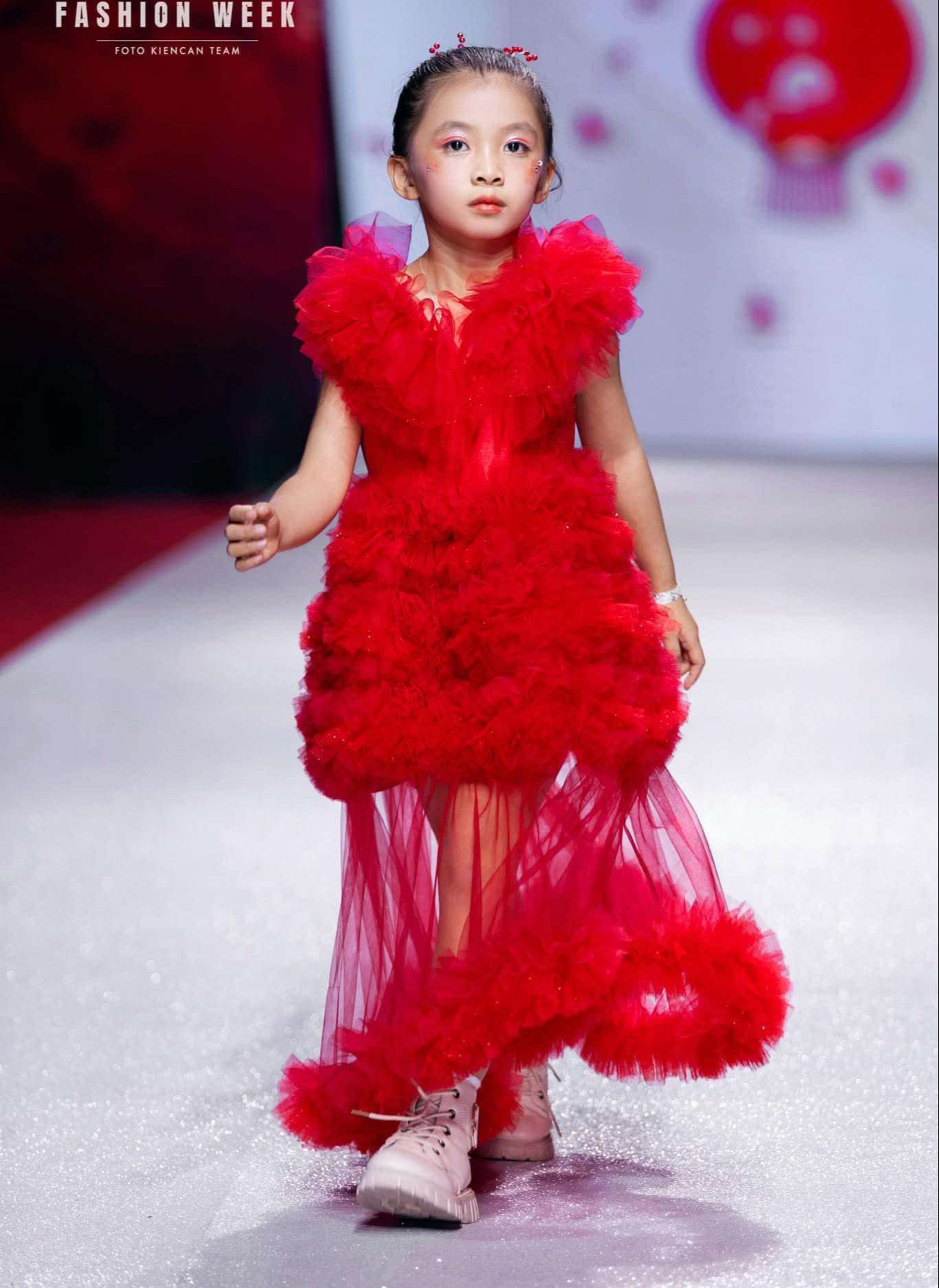 Mẫu nhí Đặng Tiểu Linh: Mỗi lần xuất hiện trên sàn diễn là một trải nghiệm quý giá- Ảnh 4.