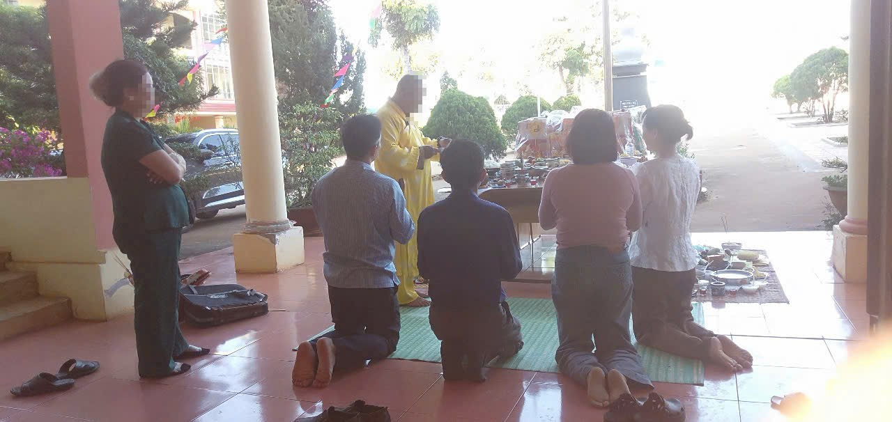 Hiệu trưởng giải tr&igrave;nh g&igrave; về việc mời người đến c&uacute;ng b&aacute;i trong trường học?- Ảnh 1.