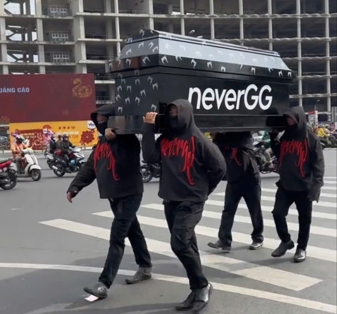 Thông tin mới vụ khiêng quan tài quảng cáo tại chợ Bến Thành - Ảnh 1. Thông tin mới vụ khiêng quan tài quảng cáo tại chợ Bến Thành - Ảnh 1.