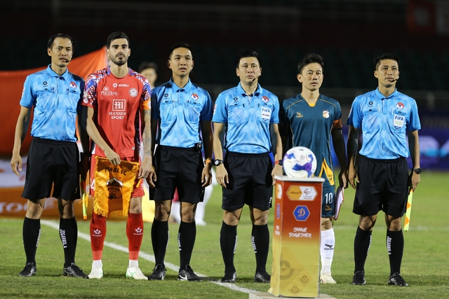 Minh Vương thẫn thờ sau trận thua của HAGL- Ảnh 1. Minh Vương thẫn thờ sau trận thua của HAGL- Ảnh 1.