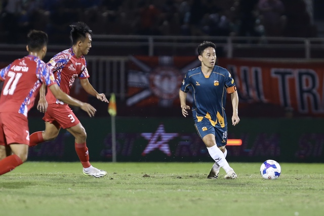 Minh Vương thẫn thờ sau trận thua của HAGL- Ảnh 2. Minh Vương thẫn thờ sau trận thua của HAGL- Ảnh 2.