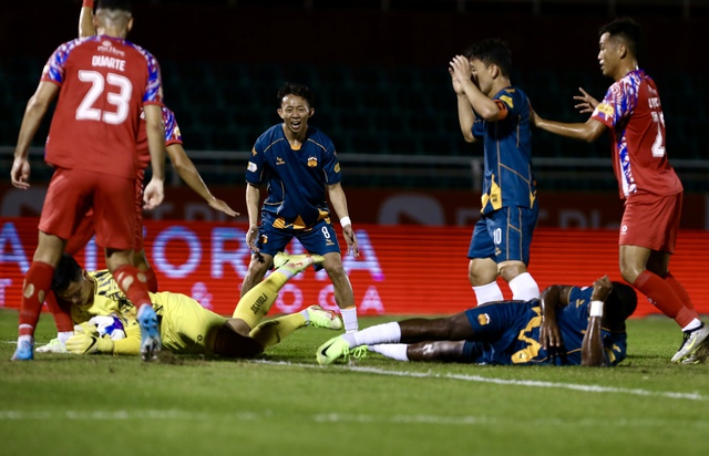 Minh Vương thẫn thờ sau trận thua của HAGL- Ảnh 4. Minh Vương thẫn thờ sau trận thua của HAGL- Ảnh 4.