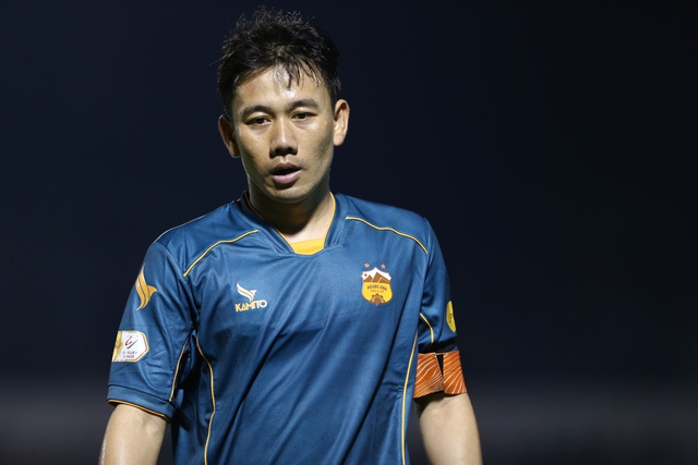 Minh Vương thẫn thờ sau trận thua của HAGL- Ảnh 11. Minh Vương thẫn thờ sau trận thua của HAGL- Ảnh 11.