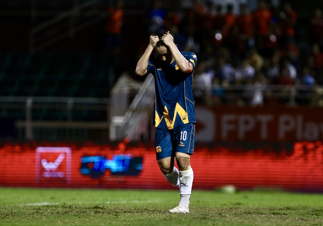 Minh Vương thẫn thờ sau trận thua của HAGL- Ảnh 6. Minh Vương thẫn thờ sau trận thua của HAGL- Ảnh 6.