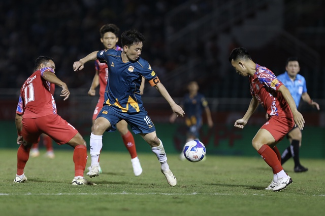 Minh Vương thẫn thờ sau trận thua của HAGL- Ảnh 5. Minh Vương thẫn thờ sau trận thua của HAGL- Ảnh 5.