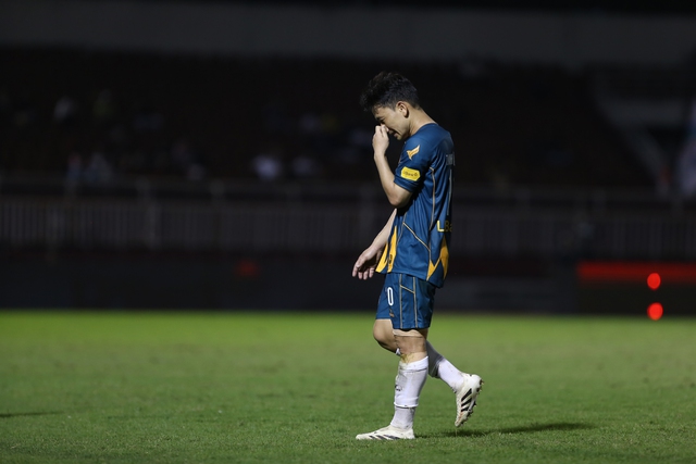 Minh Vương thẫn thờ sau trận thua của HAGL- Ảnh 8. Minh Vương thẫn thờ sau trận thua của HAGL- Ảnh 8.