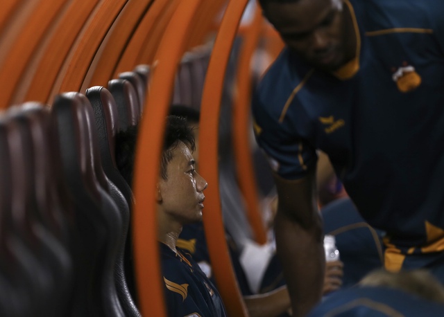 Minh Vương thẫn thờ sau trận thua của HAGL- Ảnh 10. Minh Vương thẫn thờ sau trận thua của HAGL- Ảnh 10.