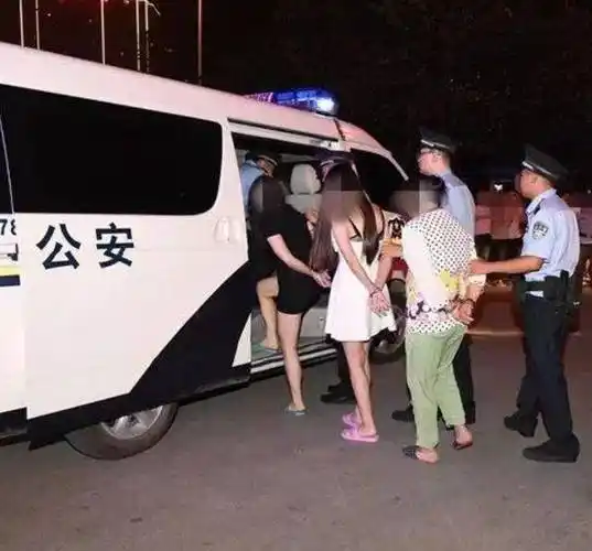 Triệt phá đường dây mại dâm, cụ ông 80 tuổi liên tiếp bị bắt tại hiện trường - Ảnh 2.