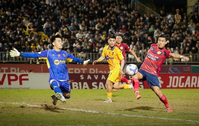 Ng&aacute;n ngẩm với s&acirc;n cỏ V-League- Ảnh 1.