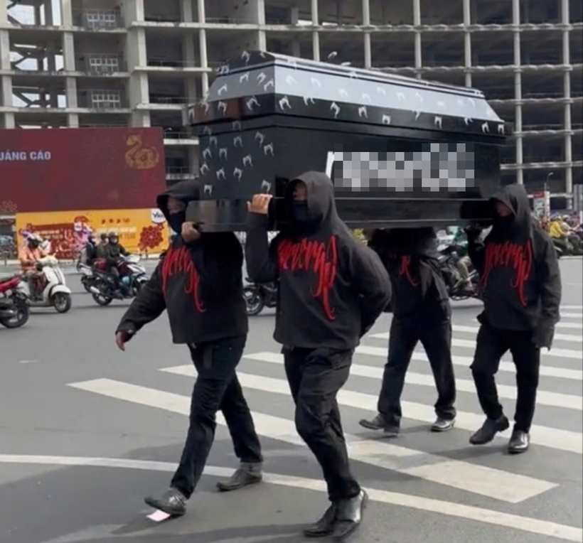 Vu ̣ clip khiêng quan tài trước chợ Bến Thành gây xôn xao - Ảnh 1.